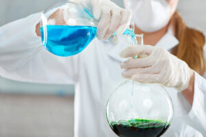 profissional-com-luvas-e-mascara-manuseia-agentes-quimicos-em-laboratorio-trabalho-que-fundamenta-o-pedido-de-aposentadoria-especial
